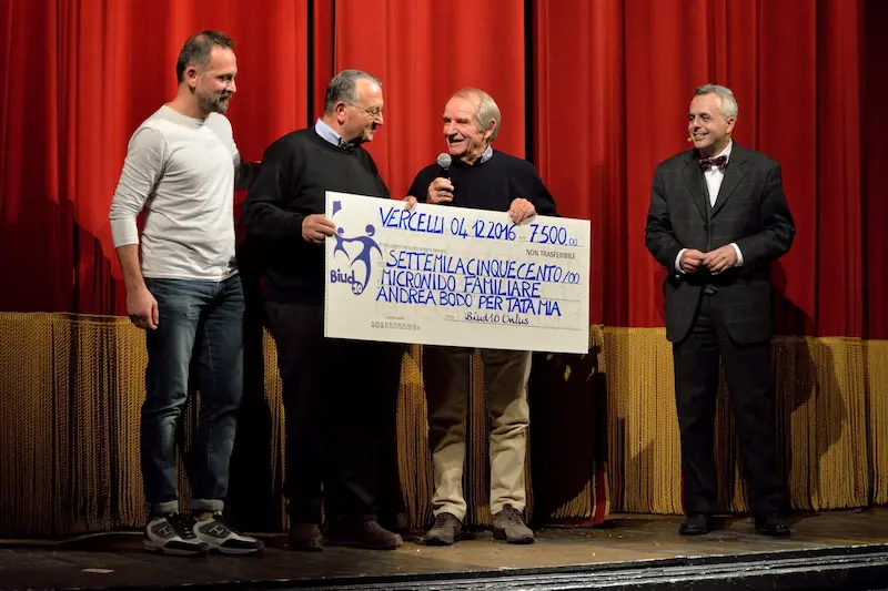 Donati 7.500 Euro al Micronido Familiare Andrea Bodo per Tata Mia durante lo spettacolo di magia