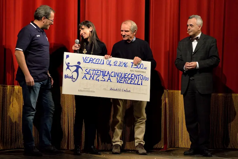 Donati 7.500 Euro ad A.N.G.S.A. durante lo spettacolo di magia