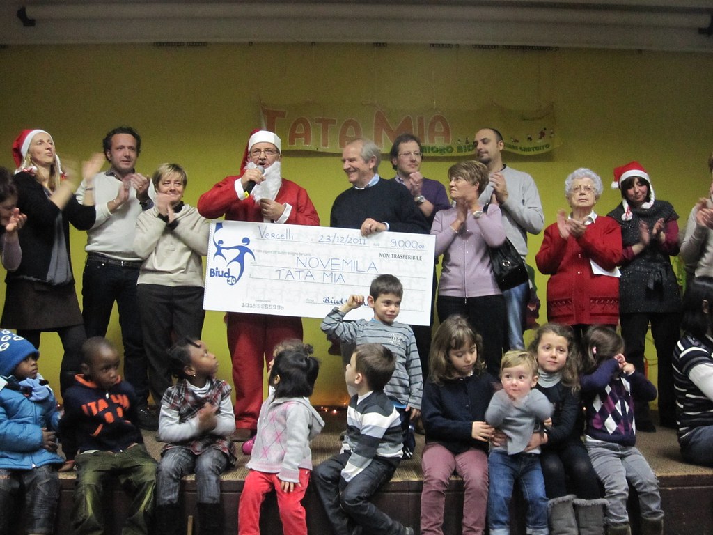 Assegno di 9.000,00 Euro il 23 Dicembre 2011  in occasione della Festa di Natale di TataMia